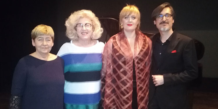 La directora del Instituto Polaco de Cultura, Mirosława Kubas-Paradowska, y la embajadora de Polonia, Marzenna Adamczyk, junto a la soprano Iwona Sobotka y al pianista Ángel Cabrera.