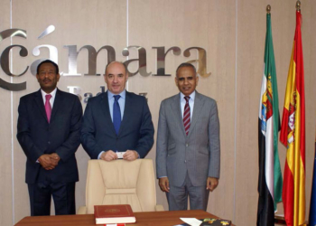 Los embajadores de Sudán y Mauritania, con el presidente de la Cámara de Comercio de Badajoz, Mariano García.