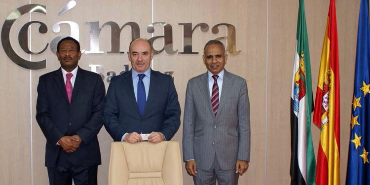 Los embajadores de Sudán y Mauritania, con el presidente de la Cámara de Comercio de Badajoz, Mariano García.