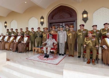 El sultán Qaboos bin Said preside el desfile del Día Nacional de Omán