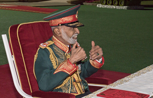 El Sultán Qaboos preside el Día de las Fuerzas Armadas de Omán