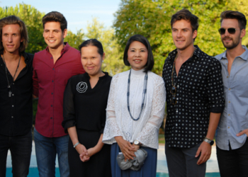 La embajadora de Tailandia presenta el vídeo del último disco de Dvicio