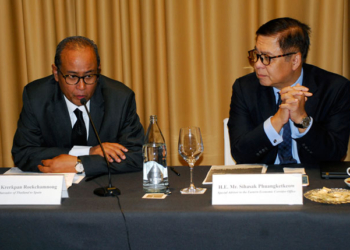 El embajador de Tailandia, Krerkpan Roekchamnong, y el consejero especial del EEC, Sihasak Phuagketkeow./ Foto: AR
