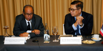 El embajador de Tailandia, Krerkpan Roekchamnong, y el consejero especial del EEC, Sihasak Phuagketkeow./ Foto: AR