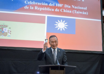 El representante de Taiwán en España, embajador José María Liu, brinda por las relaciones bilaterales con España./ Fotos: Oficina de Taipei / LA