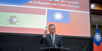El representante de Taiwán en España, embajador José María Liu, brinda por las relaciones bilaterales con España./ Fotos: Oficina de Taipei / LA