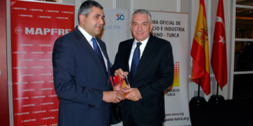El secretario general de la OMT, Zurab Pololikashvili, hace entrega de la distinción al embajador Ömer Önhon./ Fotos: AR