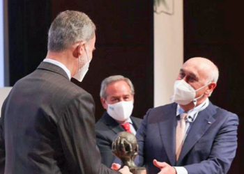El presidente de TSD, Antonio Ramírez, recoge el galardón de manos de SM el Rey Felipe VI./ Foto: Cortesía TSD