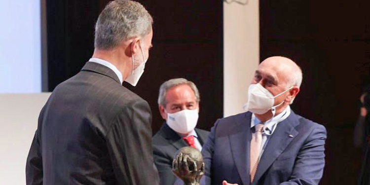 El presidente de TSD, Antonio Ramírez, recoge el galardón de manos de SM el Rey Felipe VI./ Foto: Cortesía TSD