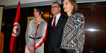 El embajador tunecino, con la directora general para África y Oriente Medio del MAEC, Eva Martínez, y la secretaria de estado de Seguridad, Ana Botella.