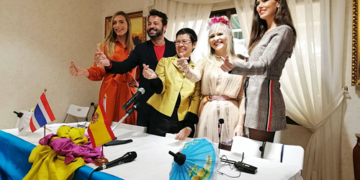 De izquierda a derecha: Angela Ponce, Miss Universo España 2018, Sergio Gallardo presidente de la Fundación Lal La Buya, Natenapa Kongsri, Encargada de Negocios de Tailandia, Maria Lafuente, diseñadora, y Sofía del Prado Miss Universo España 2017./ Foto: Embajada de Tailandia