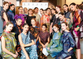 Tailandia exhibe sus sedas en Valencia en honor de la Reina Sirikit