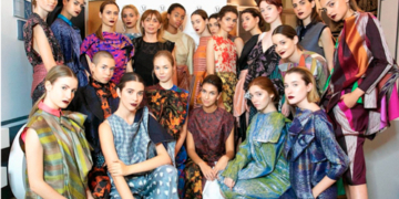 Tailandia exhibe sus sedas en Valencia en honor de la Reina Sirikit