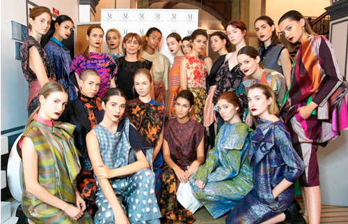 Tailandia exhibe sus sedas en Valencia en honor de la Reina Sirikit