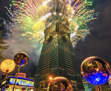 El rascacielos Taipéi 101 recibe el nuevo año con fuegos artificiales