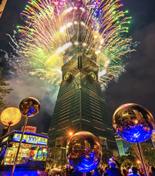 El rascacielos Taipéi 101 recibe el nuevo año con fuegos artificiales