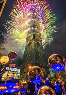 El rascacielos Taipéi 101 recibe el nuevo año con fuegos artificiales