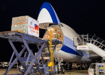 Un avión de la aerolínea taiwanesa China Airlines carga las mascarillas./ Foto: Cortesía del Ministerio de Asuntos Exteriores de Taiwán.