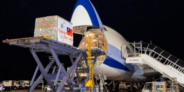 Un avión de la aerolínea taiwanesa China Airlines carga las mascarillas./ Foto: Cortesía del Ministerio de Asuntos Exteriores de Taiwán.