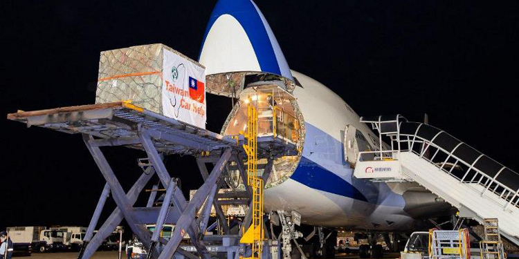 Un avión de la aerolínea taiwanesa China Airlines carga las mascarillas./ Foto: Cortesía del Ministerio de Asuntos Exteriores de Taiwán.