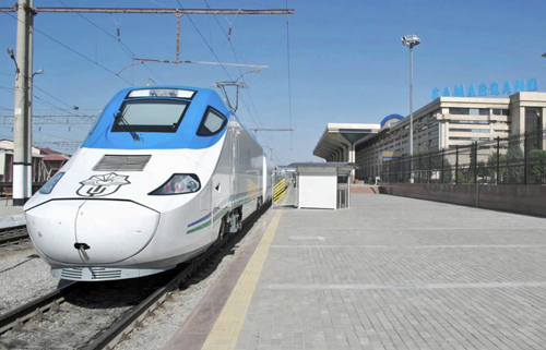 Trenes Talgo unen las ciudades de Taskent y Bujará en Uzbekistán