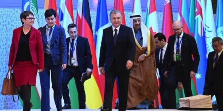 El presidente de Uzbekistán, Shavkat Mirziyoyev, a su llegada al Foro.