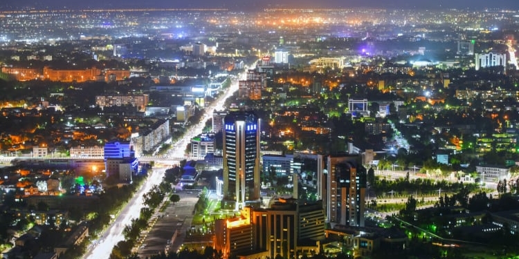 Vista nocturna de Tashkent.