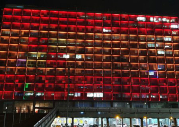 Fachada iluminada de la Embajada de España en Tel Aviv./ Foto: @Isr_Amb_Esp