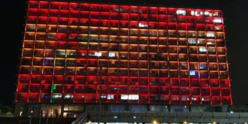 Fachada iluminada de la Embajada de España en Tel Aviv./ Foto: @Isr_Amb_Esp