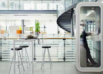 Las cabinas están equipadas con monitor táctil, cámara, micrófono, impresora, escáner digital, lector de DNI-Pasaporte, firma online y cobro integrado.