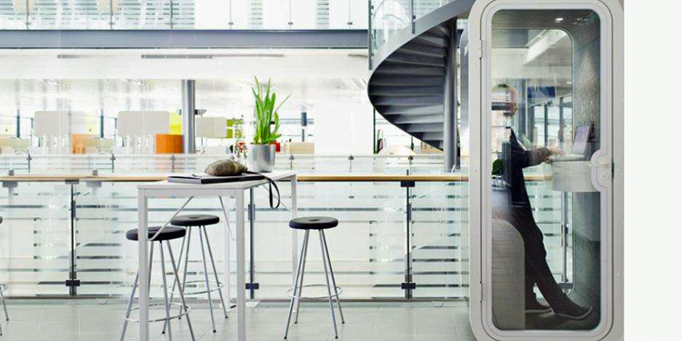 Las cabinas están equipadas con monitor táctil, cámara, micrófono, impresora, escáner digital, lector de DNI-Pasaporte, firma online y cobro integrado.