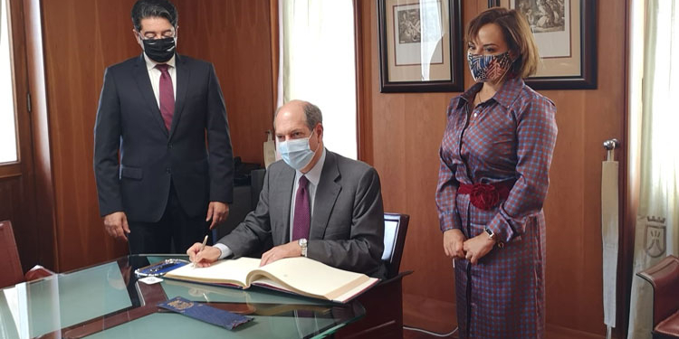 El embajador de Italia, Riccardo Guariglia, realiza a una visita institucional a Tenerife