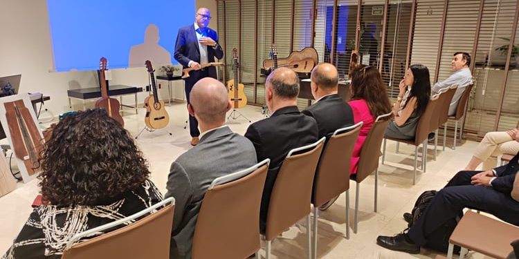 La diplomacia cultural en la Tertulia de The Diplomat con el luthier Manuel Rodríguez