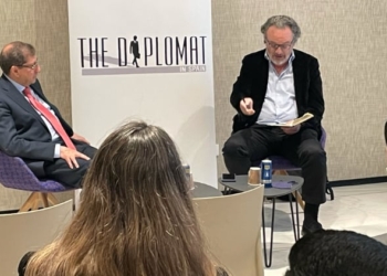 Miguel Ángel Noceda, durante su intervención, junto al director de The Diplomat, Luis Ayllón./ Fotos: AR