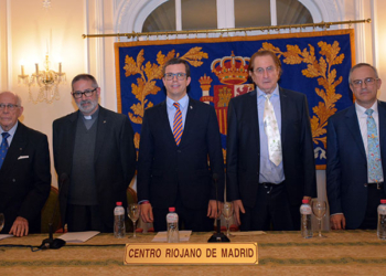 De izquierda a derecha: Alfonso Ramonet, director de Protocolo del Arzobispado de Madrid; Avelino Revilla Cuñado, Vicario General de la Archidiócesis de Madrid; José Antonio Rupérez, presidente del Centro Riojano; Joaquín Antuña, presidente de Paz y Cooperación, y Pedro López Arriba, expresidente del Centro. Foto: Almudena Alonso.