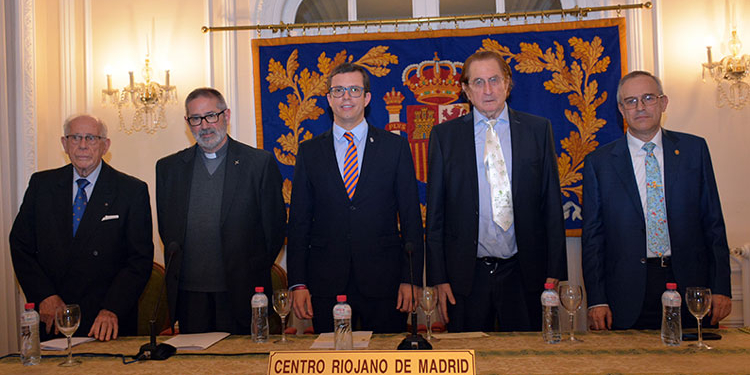 De izquierda a derecha: Alfonso Ramonet, director de Protocolo del Arzobispado de Madrid; Avelino Revilla Cuñado, Vicario General de la Archidiócesis de Madrid; José Antonio Rupérez, presidente del Centro Riojano; Joaquín Antuña, presidente de Paz y Cooperación, y Pedro López Arriba, expresidente del Centro. Foto: Almudena Alonso.