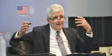 Conrad Tribble, el diplomático que quedará temporalmente al frente de la Embajada de EEUU