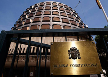 El Constitucional suspende la ley del referéndum secesionista en Cataluña