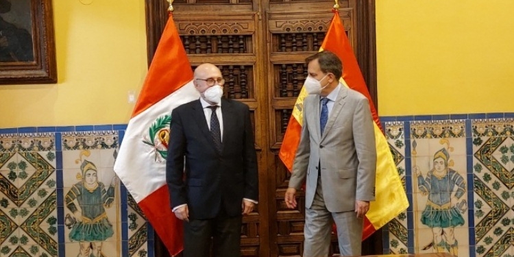 Fernández Trigo llega a Perú para abordar el vertido de petróleo desde una refinería de Repsol