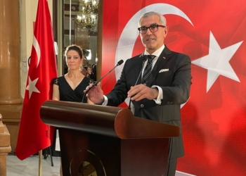 El embajador Burak Akçapar celebra el aniversario de la fundación de Turquía