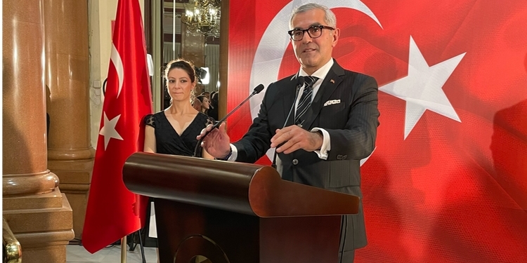 El embajador Burak Akçapar celebra el aniversario de la fundación de Turquía