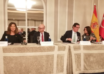 De izq. a dcha.: Esther González, miembro de la Junta Directiva de la Cámara de Comercio, el embajador de Turquía, Cihad Erginay; el presidente de la CEOE, Antonio Garamendi, y María Jesús Fernández García, directora ejecutiva del ICEX./ Foto: JDL