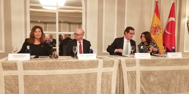 De izq. a dcha.: Esther González, miembro de la Junta Directiva de la Cámara de Comercio, el embajador de Turquía, Cihad Erginay; el presidente de la CEOE, Antonio Garamendi, y María Jesús Fernández García, directora ejecutiva del ICEX./ Foto: JDL