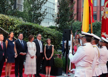Tropas norteamericanas y españolas rinden homenaje a las banderas ante el embajador y los altos cargos de la misión diplomática./ Fotos: @USembassyMadrid