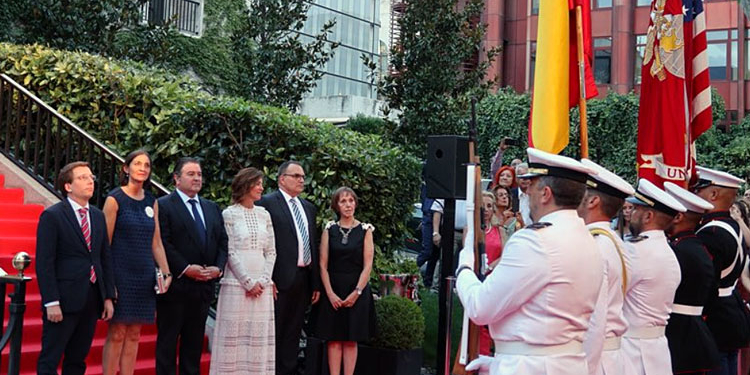 Tropas norteamericanas y españolas rinden homenaje a las banderas ante el embajador y los altos cargos de la misión diplomática./ Fotos: @USembassyMadrid