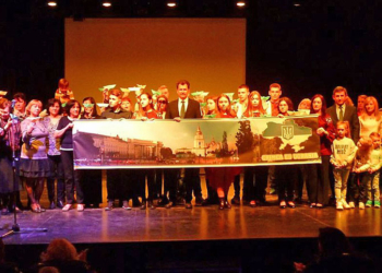 Los participantes en el concierto, con el embajador de Ucrania Anatoliy Scherba.