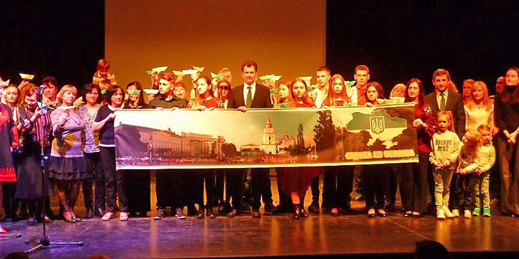 Los participantes en el concierto, con el embajador de Ucrania Anatoliy Scherba.