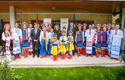 El embajador de Ucrania recibe al representante español en Eurovisión, Manel Navarro