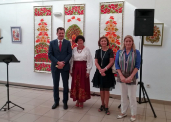 El embajador de Ucrania inaugura la exposición de Galyna Nazarenko