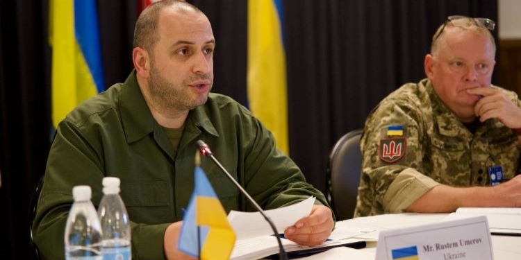 Robles mantiene su primer encuentro con el nuevo ministro de Defensa ucraniano